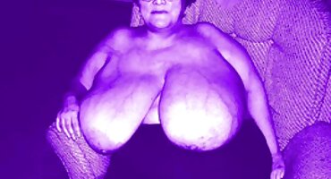 sex hiếp dâm gái Anh coi phim sex hàn quốc chàng ôm cô gái trong sự ngạc nhiên với đôi chân của mình và cums trên đôi chân của cô.